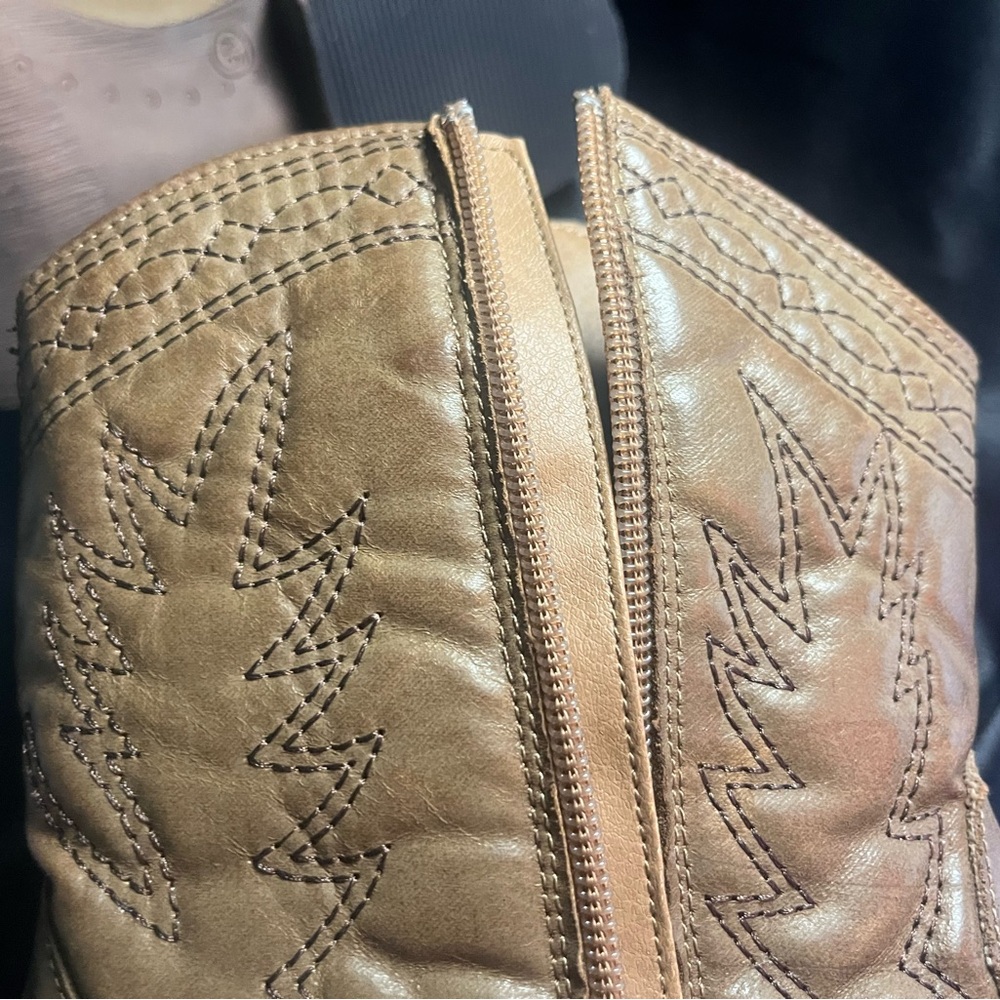 Coconuts by Matisse Tan Suede Interior - Picture 4 of 4
